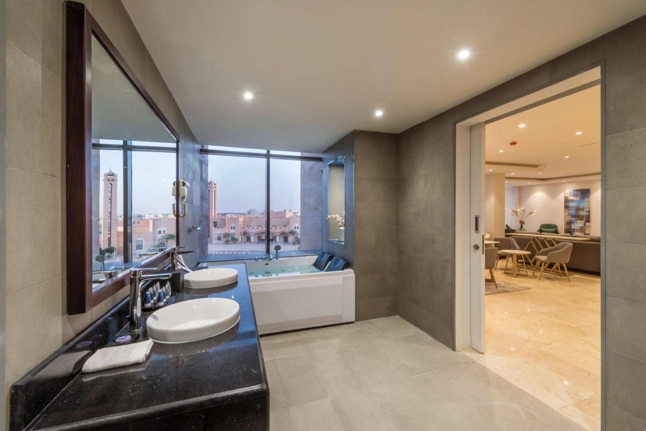 Best Western Plus Al Qurayyat City Center Exteriör bild